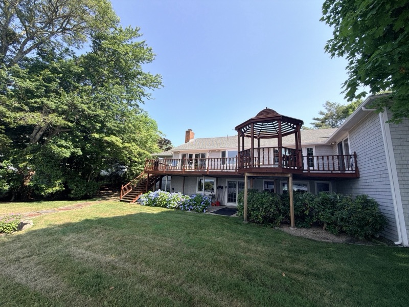 Fundos de casa com deck e gazebo