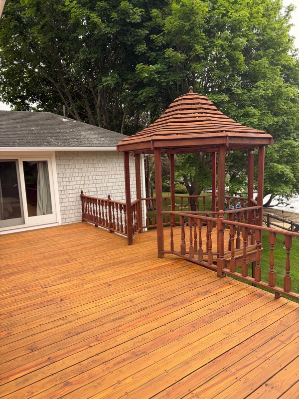 Deck com gazebo e guarda-corpo com stain