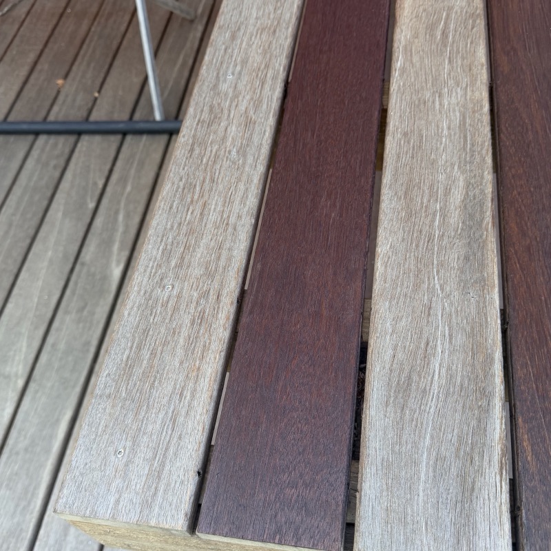 Tábuas de deck, uma com stain e outras sem